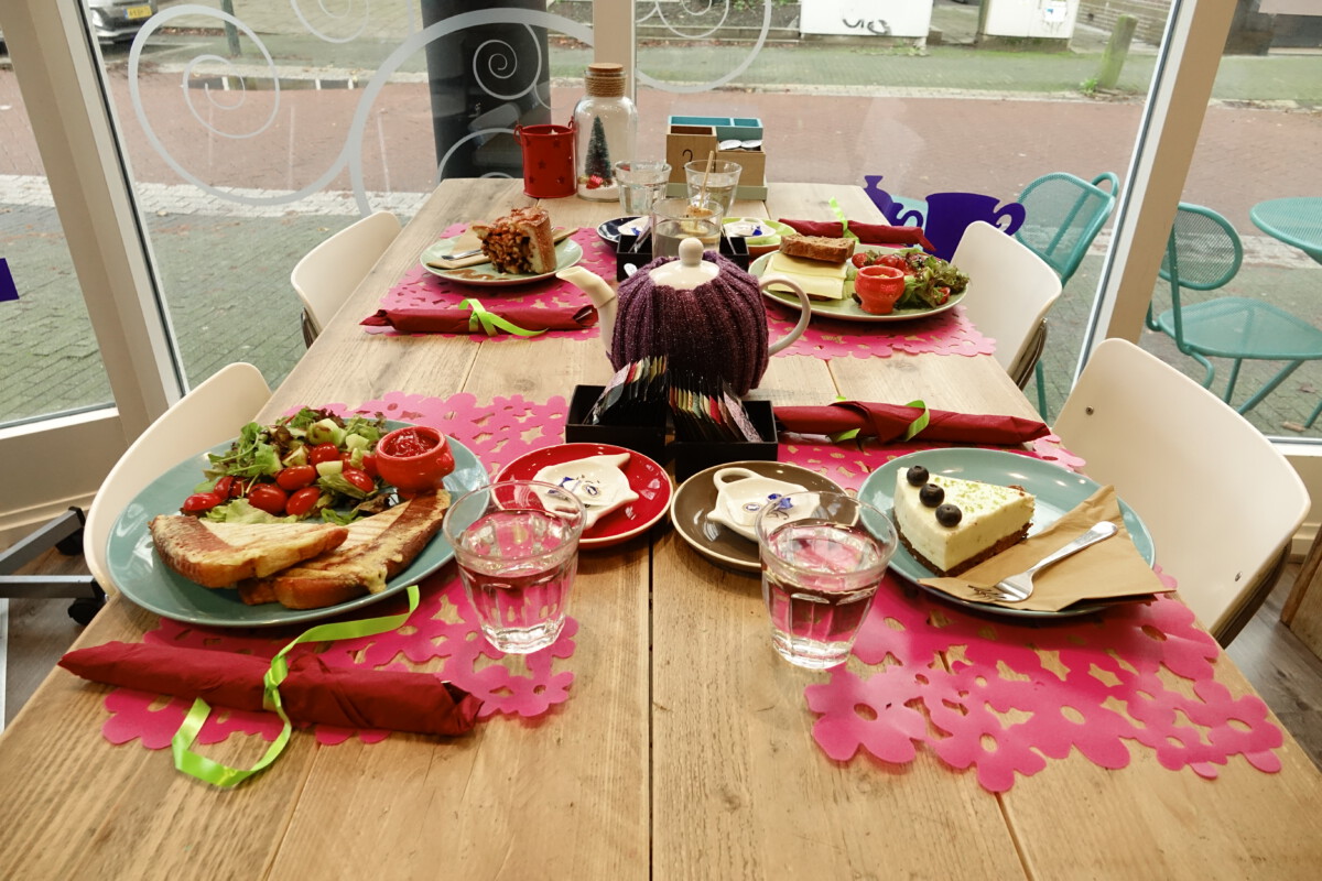 tante tee gedekte tafel